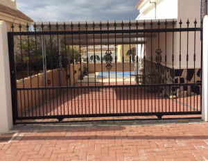 Metal Rolling gate nr 16 home security in Murcia by Eriks Metal Work